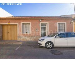 Casa de pueblo en planta baja con patio trasero a la venta en Los Montesinos,