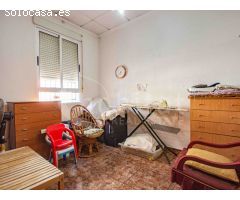 Casa de pueblo en planta baja con patio trasero a la venta en Los Montesinos,