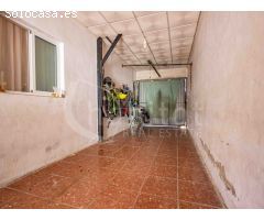Casa de pueblo en planta baja con patio trasero a la venta en Los Montesinos,