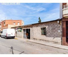 Casa de pueblo en planta baja con patio trasero a la venta en Los Montesinos,