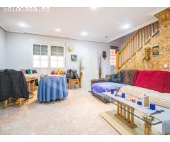 Dúplex adosado con plaza de garaje y solárium privado a la venta en Los