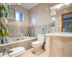 Dúplex adosado con plaza de garaje y solárium privado a la venta en Los