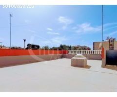 Dúplex adosado con plaza de garaje y solárium privado a la venta en Los