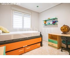 Dúplex adosado con plaza de garaje y solárium privado a la venta en Los