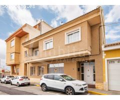 Casa de pueblo distribuida en tres plantas a la venta en Los Montesinos,