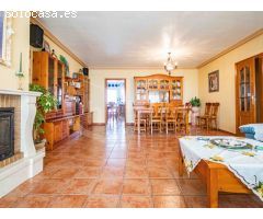 Casa de pueblo distribuida en tres plantas a la venta en Los Montesinos,