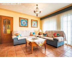 Casa de pueblo distribuida en tres plantas a la venta en Los Montesinos,