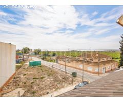 Casa de pueblo distribuida en tres plantas a la venta en Los Montesinos,