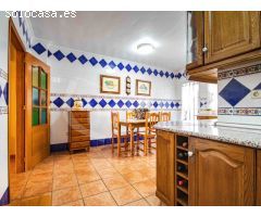 Casa de pueblo distribuida en tres plantas a la venta en Los Montesinos,
