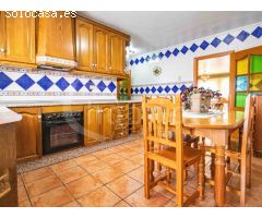 Casa de pueblo distribuida en tres plantas a la venta en Los Montesinos,