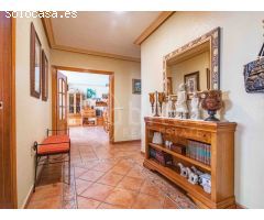 Casa de pueblo distribuida en tres plantas a la venta en Los Montesinos,