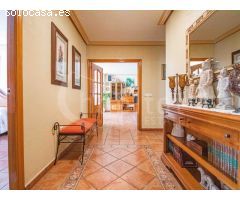 Casa de pueblo distribuida en tres plantas a la venta en Los Montesinos,