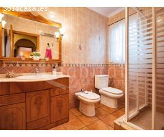 Casa de pueblo distribuida en tres plantas a la venta en Los Montesinos,