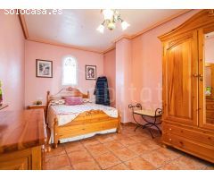 Casa de pueblo distribuida en tres plantas a la venta en Los Montesinos,
