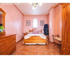 Casa de pueblo distribuida en tres plantas a la venta en Los Montesinos,