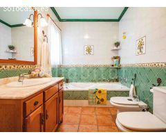Casa de pueblo distribuida en tres plantas a la venta en Los Montesinos,