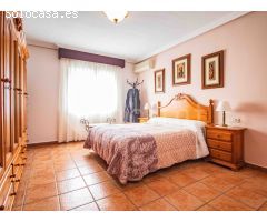 Casa de pueblo distribuida en tres plantas a la venta en Los Montesinos,