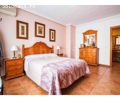 Casa de pueblo distribuida en tres plantas a la venta en Los Montesinos,