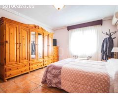Casa de pueblo distribuida en tres plantas a la venta en Los Montesinos,