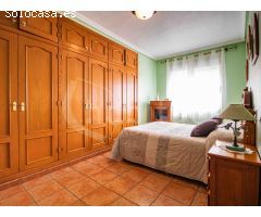 Casa de pueblo distribuida en tres plantas a la venta en Los Montesinos,