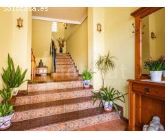 Casa de pueblo distribuida en tres plantas a la venta en Los Montesinos,