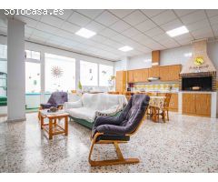 Casa de pueblo distribuida en tres plantas a la venta en Los Montesinos,