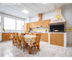 Casa de pueblo distribuida en tres plantas a la venta en Los Montesinos,