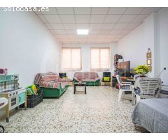 Casa de pueblo distribuida en tres plantas a la venta en Los Montesinos,