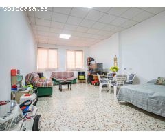 Casa de pueblo distribuida en tres plantas a la venta en Los Montesinos,
