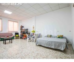 Casa de pueblo distribuida en tres plantas a la venta en Los Montesinos,