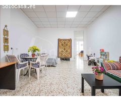 Casa de pueblo distribuida en tres plantas a la venta en Los Montesinos,