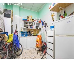 Casa de pueblo distribuida en tres plantas a la venta en Los Montesinos,