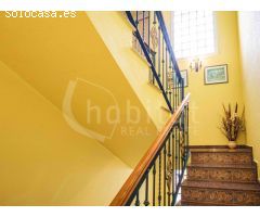 Casa de pueblo distribuida en tres plantas a la venta en Los Montesinos,
