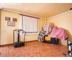 Casa de pueblo distribuida en tres plantas a la venta en Los Montesinos,