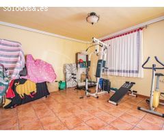 Casa de pueblo distribuida en tres plantas a la venta en Los Montesinos,