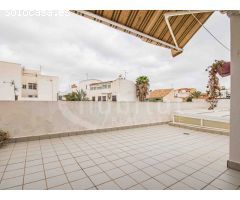Casa de pueblo distribuida en tres plantas a la venta en Los Montesinos,
