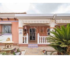 Villa independiente en planta baja con aparcamiento y solárium a la venta en