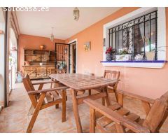 Villa independiente en planta baja con aparcamiento y solárium a la venta en