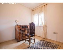 Villa independiente en planta baja con aparcamiento y solárium a la venta en
