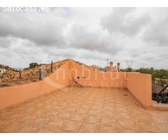 Villa independiente en planta baja con aparcamiento y solárium a la venta en