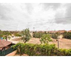 Villa independiente en planta baja con aparcamiento y solárium a la venta en