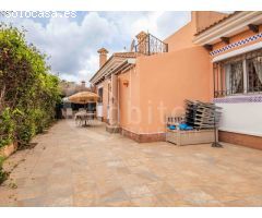 Villa independiente en planta baja con aparcamiento y solárium a la venta en