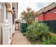 Villa independiente en planta baja con aparcamiento y solárium a la venta en