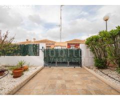 Villa independiente en planta baja con aparcamiento y solárium a la venta en