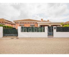 Villa independiente en planta baja con aparcamiento y solárium a la venta en