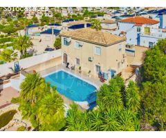 Villa independiente con jardín y piscina privada a la venta en San Miguel de