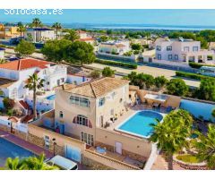 Villa independiente con jardín y piscina privada a la venta en San Miguel de