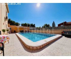 Villa independiente con jardín y piscina privada a la venta en San Miguel de