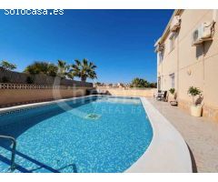 Villa independiente con jardín y piscina privada a la venta en San Miguel de