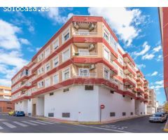 Apartamento de dos dormitorios con solárium y piscina comunitaria en alquiler en